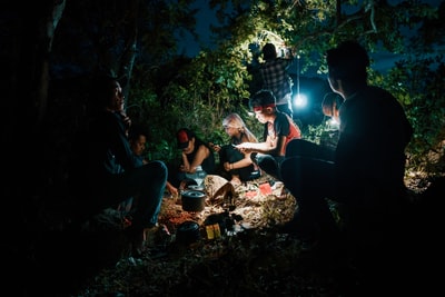 露营者在夜间聚集在森林里
